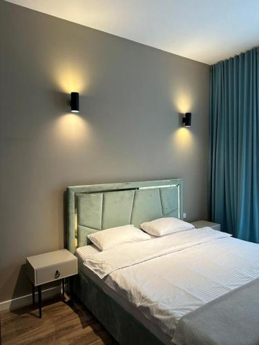 - une chambre avec un grand lit et 2 oreillers dans l'établissement Есентай сити, à Almaty