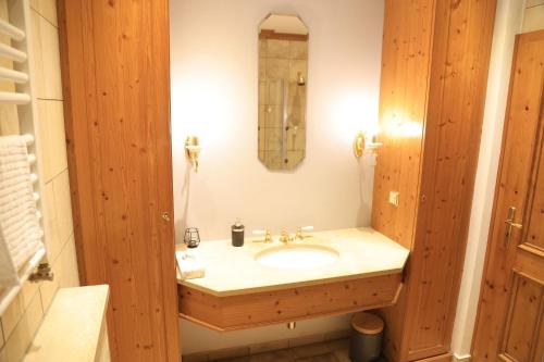 a bathroom with a sink and a mirror at Ferienhaus 4 Peaks in Bayerisch Gmain