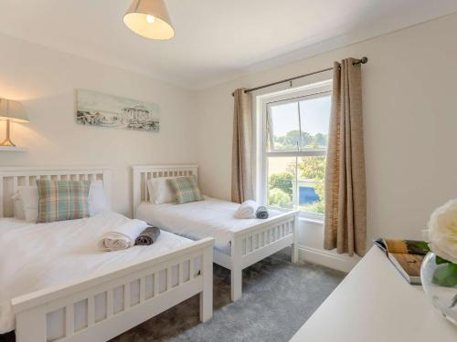 - 2 lits dans une chambre avec fenêtre dans l'établissement 2 bed property in Ventnor 82973, à Wroxall