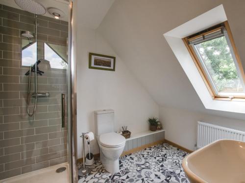 een badkamer met een douche, een toilet en een wastafel bij 1 bed property in Stowmarket 83463 in Mendlesham