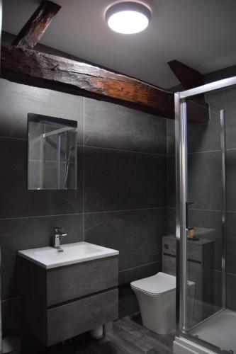 ein Bad mit einem Waschbecken und einem WC in der Unterkunft Bobtail Cottage by Woodland Park in Staveley