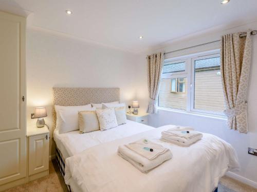a bedroom with a bed with towels on it at 2 Bed in Okehampton 85432 in Okehampton