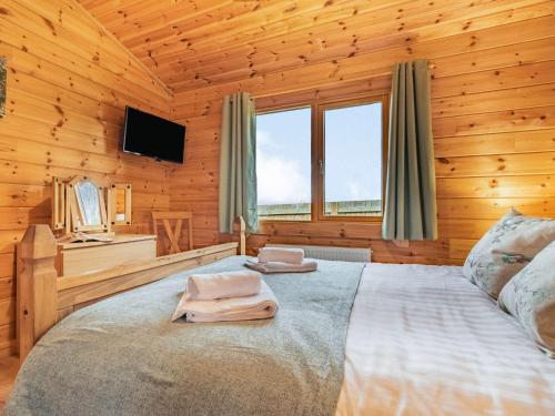 een slaapkamer met een groot bed in een houten kamer bij 3 Bed in Lenham 86252 in Lenham