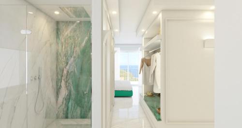 ein Bad mit einer Dusche und einem begehbaren Kleiderschrank in der Unterkunft Amore Rentals - Villa Giada in Sorrent