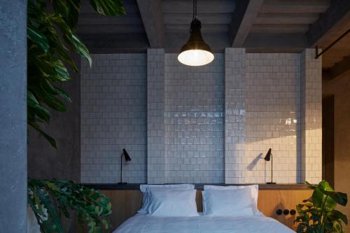 um quarto com uma cama com almofadas brancas em The Emerald em Praga