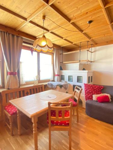 Blick Tirol direkt auf der Skipiste في ميترسيل: غرفة معيشة مع طاولة خشبية وأريكة