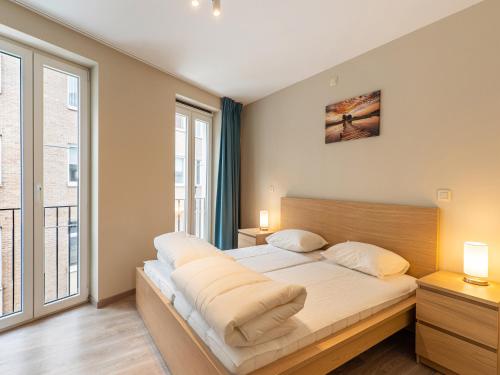 um quarto com uma cama e uma grande janela em Weststraat 116 em Blankenberge