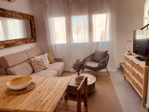 sala de estar con sofá y mesa en El Terrao del Cabo, en Cabo de Gata