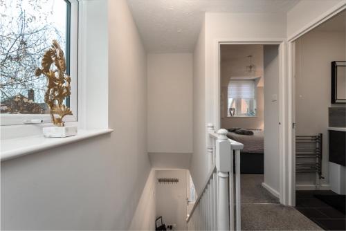 Η κουζίνα ή μικρή κουζίνα στο WORCESTER Fabulous Cherry Tree Mews self check in dogs welcome by prior arrangement , 2 double bedrooms ,super fast Wi-Fi, with free off road parking for 2 vehicles near Royal Hospital and woodland walks