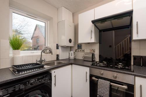 Η κουζίνα ή μικρή κουζίνα στο WORCESTER Fabulous Cherry Tree Mews self check in dogs welcome by prior arrangement , 2 double bedrooms ,super fast Wi-Fi, with free off road parking for 2 vehicles near Royal Hospital and woodland walks