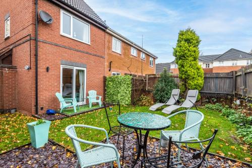 Κήπος έξω από το WORCESTER Fabulous Cherry Tree Mews self check in dogs welcome by prior arrangement , 2 double bedrooms ,super fast Wi-Fi, with free off road parking for 2 vehicles near Royal Hospital and woodland walks