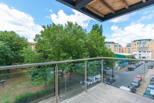 balcone con vista su un parcheggio di Bright 2BR wParking & Rooftop Garden, Battersea a Londra