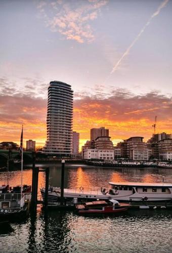 un gruppo di imbarcazioni ormeggiate in un molo in una città di Bright 2BR wParking & Rooftop Garden, Battersea a Londra