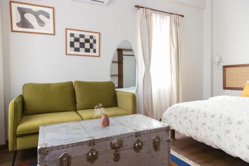 Kibu Apartments في كاتماندو: غرفة معيشة مع أريكة وسرير