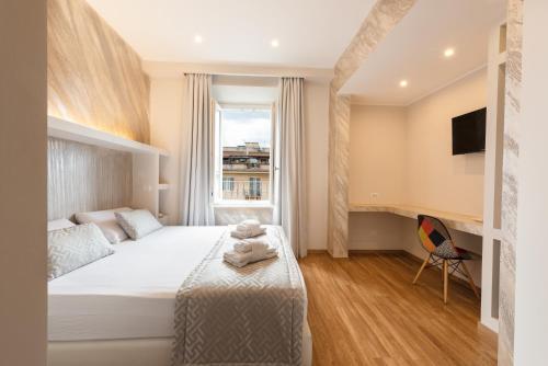 ein Hotelzimmer mit einem Bett und einem Fenster in der Unterkunft Top Floor Colosseo Guesthouse in Rom