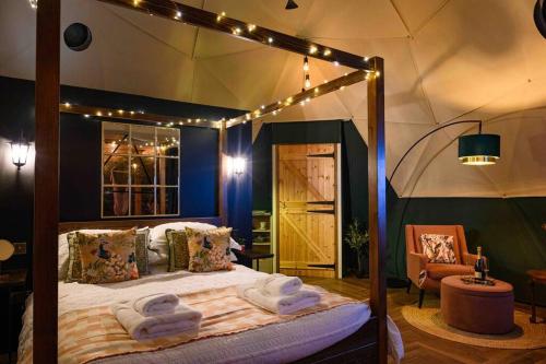 Кровать или кровати в номере Hillside Haven - (Luxury Geodome)