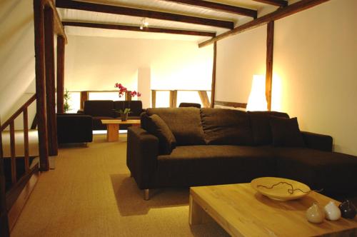 uma sala de estar com um sofá e uma mesa em Gîte chez Val et Mat em Ribeauvillé