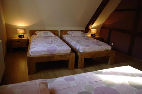 duas camas num quarto com duas lâmpadas nas mesas em Gîte chez Val et Mat em Ribeauvillé