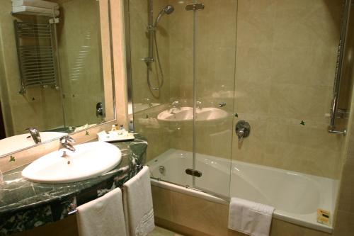 Koupelna v ubytování Sercotel Guadiana