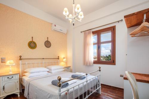 Ένα ή περισσότερα κρεβάτια σε δωμάτιο στο Saridakis Villa, a multi-generational Retreat, By ThinkVilla