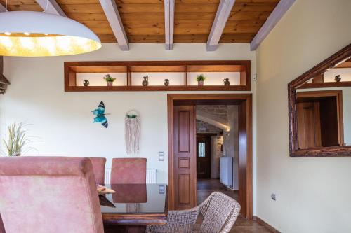 Χώρος καθιστικού στο Saridakis Villa, a multi-generational Retreat, By ThinkVilla