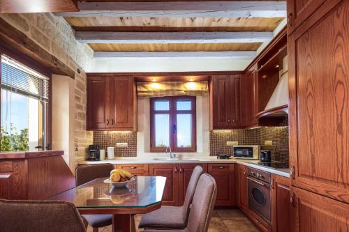Η κουζίνα ή μικρή κουζίνα στο Saridakis Villa, a multi-generational Retreat, By ThinkVilla
