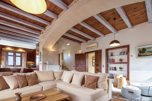 Χώρος καθιστικού στο Saridakis Villa, a multi-generational Retreat, By ThinkVilla