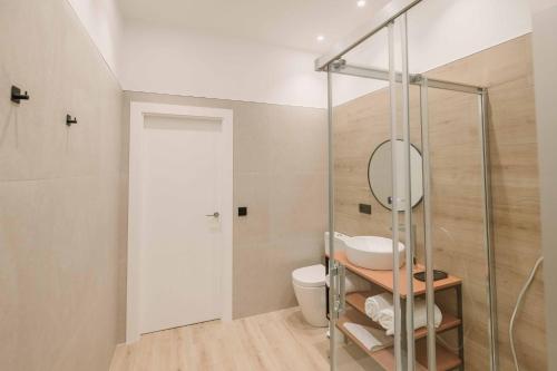 uma casa de banho com uma cabina de duche em vidro e um WC. em RINCON DE LA CRUZ 2B em Caravaca de la Cruz