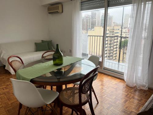uma sala de estar com uma mesa e cadeiras e um sofá em Luminoso dpto 3 ambientes - Barrio Chino - River - FLENI em Buenos Aires