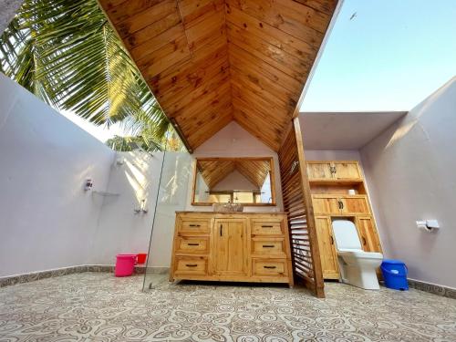 baño en una casa con techo de madera en DucknChill-Agonda, en Agonda