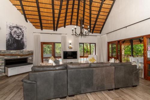 Ruang duduk di Kruger Park Lodge Unit No. 253
