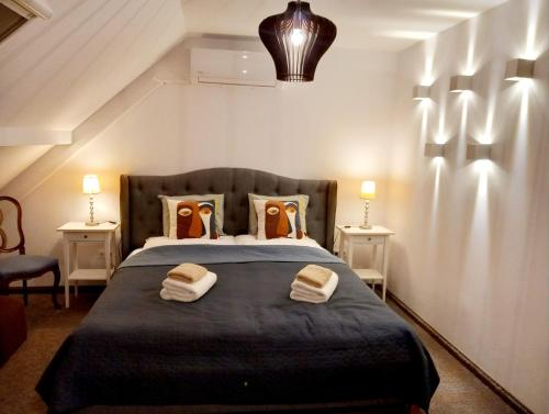 En eller flere senge i et værelse på Őri Art Inn