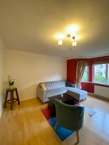 uma sala de estar com um sofá e uma mesa em cozy room in Edinburgh em Edinburgo