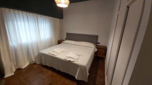 - une chambre avec un lit et 2 serviettes dans l'établissement Mar & Wine Pinot noir, à Mar del Plata