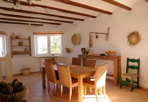 comedor con mesa de madera y sillas en Villa coup de coeur Costa Blanca, en Pedreguer