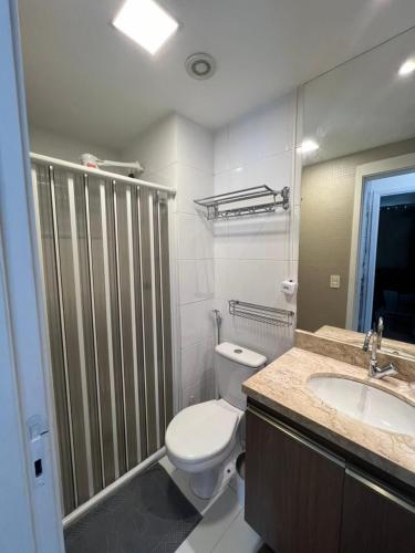 a bathroom with a toilet and a sink at apê 1108, mandarim belém, 11º andar-wifi-garagem in Belém