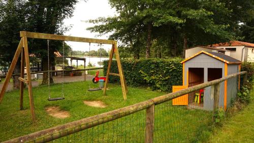 - une aire de jeux dans une cour avec balançoire dans l'établissement Camping L'Etruyere, à La Tardière