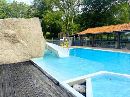 Πισίνα στο ή κοντά στο Camping L'Etruyere