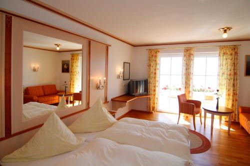 um quarto de hotel com uma cama e um espelho grande em Seehotel ZUR MÜNZ em Meersburg