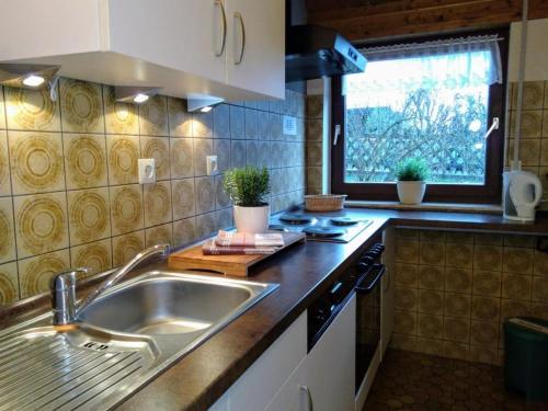 uma cozinha com um lavatório e uma janela em Schwalm - Aue em Neuental
