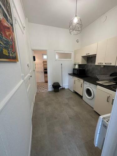 - une cuisine avec lave-linge et sèche-linge dans la chambre dans l'établissement Grand appartement Cordier, à Rouen