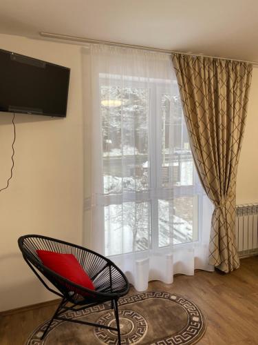 ヤレムチャにあるWeekend houseの窓際の椅子(テレビ付)