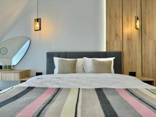 ein Schlafzimmer mit einem großen Bett mit weißer Bettwäsche und Kissen in der Unterkunft City Modern & Classy Apartment for 4 Guests & Parking in Sofia