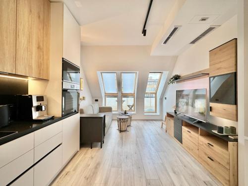eine große Küche mit Holzböden und Fenstern in der Unterkunft City Modern & Classy Apartment for 4 Guests & Parking in Sofia