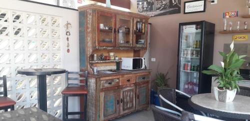 a kitchen with a wooden cabinet and a microwave at Refúgio BEM-TE-VI in Guarujá