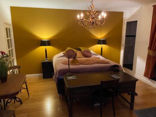 Postel nebo postele na pokoji v ubytování Queen Suite Centre Alkmaar