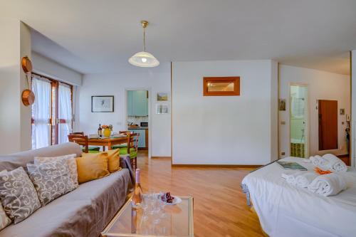 een woonkamer met een bank en een tafel bij Snow White - Happy Rentals in Bardonecchia