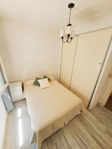 Een bed of bedden in een kamer bij Luminoso, céntrico y a metros del mar