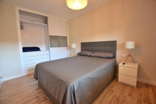 Un dormitorio con una cama grande y una ventana en Apartamento Ronda IV, en Fuengirola