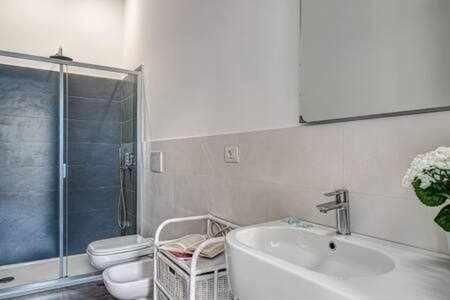 een badkamer met een douche, een wastafel en een toilet bij Sorrento Capo Light Blue in Sorrento